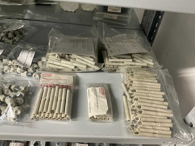 Partij diverse afstandsteunen/dopmoeren/deurbeugels/dopbouten - afbeelding 26 van  47