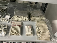 Partij diverse afstandsteunen/dopmoeren/deurbeugels/dopbouten - afbeelding 26 van  47