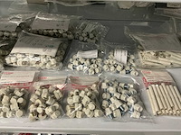 Partij diverse afstandsteunen/dopmoeren/deurbeugels/dopbouten - afbeelding 27 van  47