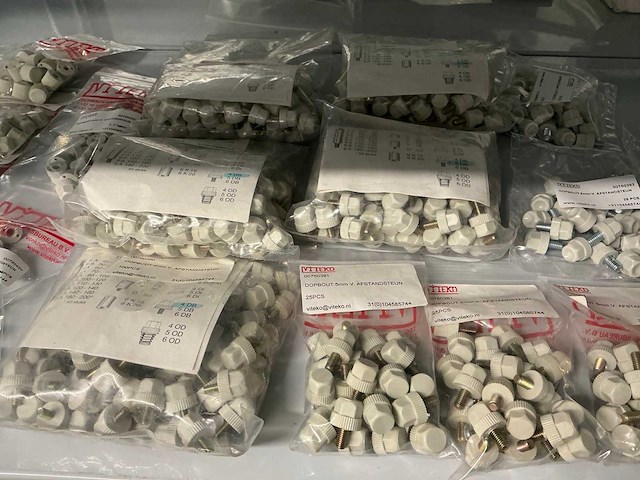 Partij diverse afstandsteunen/dopmoeren/deurbeugels/dopbouten - afbeelding 28 van  47