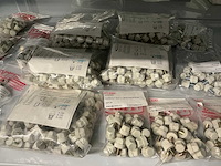 Partij diverse afstandsteunen/dopmoeren/deurbeugels/dopbouten - afbeelding 28 van  47