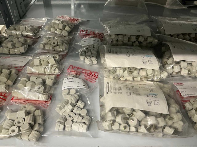 Partij diverse afstandsteunen/dopmoeren/deurbeugels/dopbouten - afbeelding 29 van  47