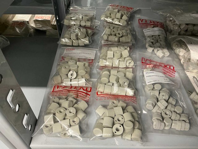 Partij diverse afstandsteunen/dopmoeren/deurbeugels/dopbouten - afbeelding 30 van  47