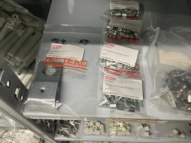 Partij diverse afstandsteunen/dopmoeren/deurbeugels/dopbouten - afbeelding 31 van  47