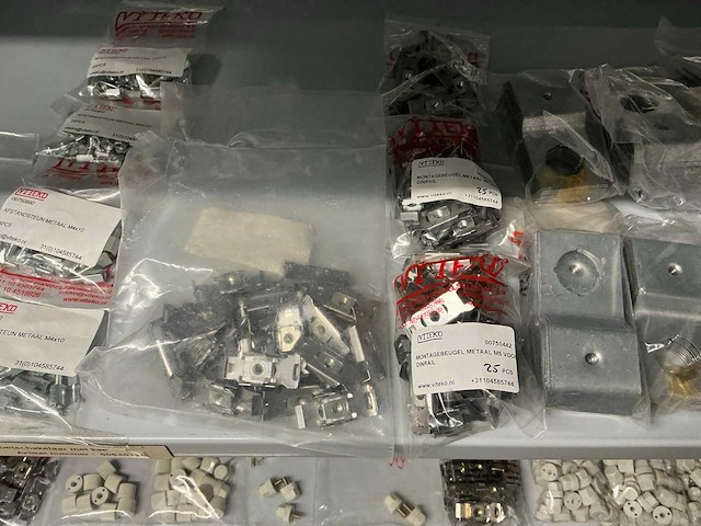 Partij diverse afstandsteunen/dopmoeren/deurbeugels/dopbouten - afbeelding 32 van  47