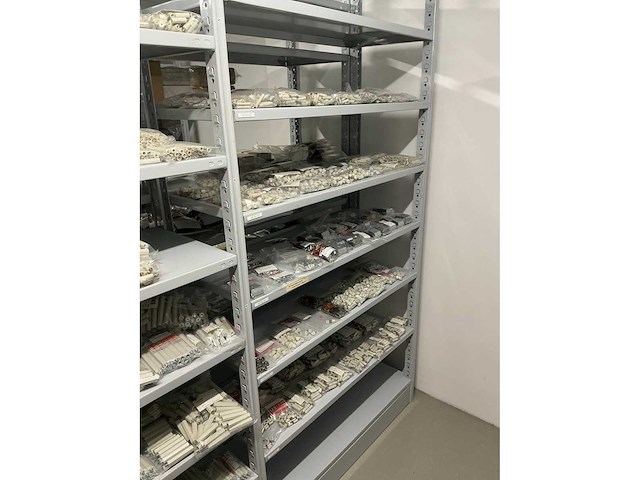 Partij diverse afstandsteunen/dopmoeren/deurbeugels/dopbouten - afbeelding 22 van  47