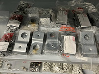 Partij diverse afstandsteunen/dopmoeren/deurbeugels/dopbouten - afbeelding 34 van  47