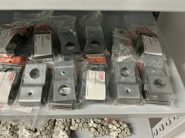 Partij diverse afstandsteunen/dopmoeren/deurbeugels/dopbouten - afbeelding 35 van  47