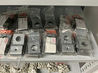 Partij diverse afstandsteunen/dopmoeren/deurbeugels/dopbouten - afbeelding 35 van  47