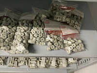 Partij diverse afstandsteunen/dopmoeren/deurbeugels/dopbouten - afbeelding 36 van  47