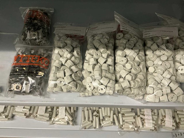 Partij diverse afstandsteunen/dopmoeren/deurbeugels/dopbouten - afbeelding 37 van  47