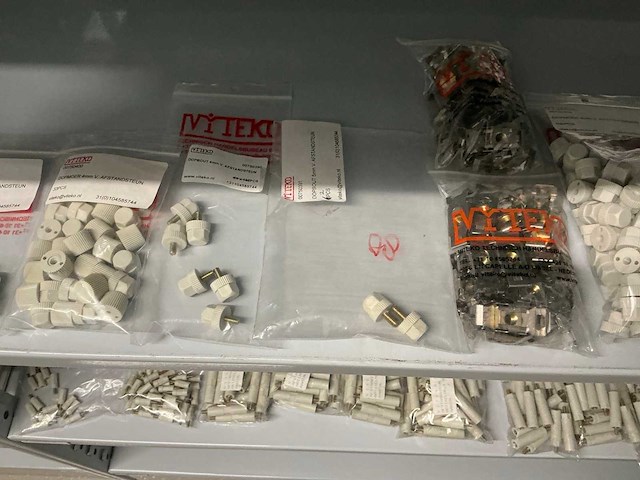 Partij diverse afstandsteunen/dopmoeren/deurbeugels/dopbouten - afbeelding 38 van  47