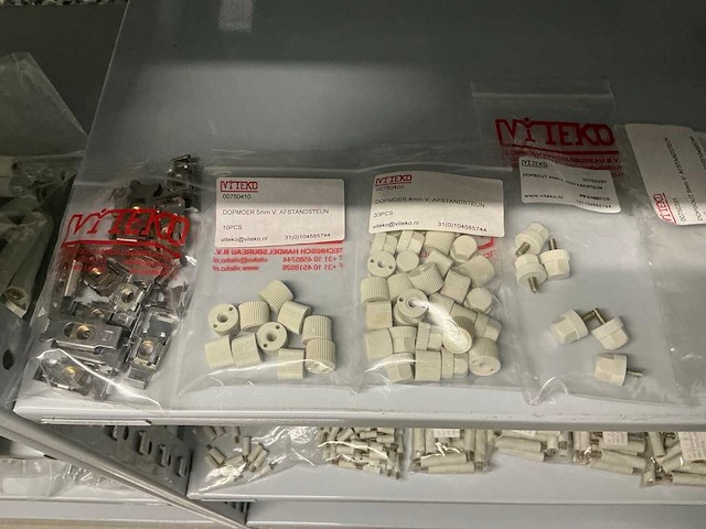 Partij diverse afstandsteunen/dopmoeren/deurbeugels/dopbouten - afbeelding 39 van  47