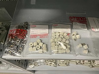 Partij diverse afstandsteunen/dopmoeren/deurbeugels/dopbouten - afbeelding 39 van  47