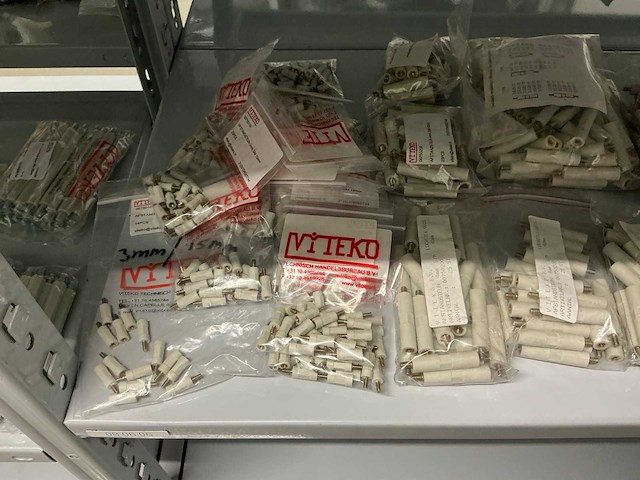 Partij diverse afstandsteunen/dopmoeren/deurbeugels/dopbouten - afbeelding 40 van  47