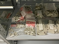 Partij diverse afstandsteunen/dopmoeren/deurbeugels/dopbouten - afbeelding 40 van  47