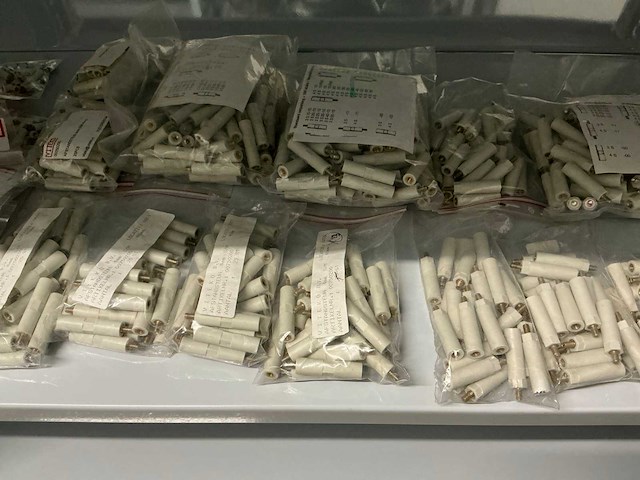 Partij diverse afstandsteunen/dopmoeren/deurbeugels/dopbouten - afbeelding 41 van  47