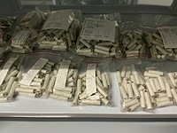 Partij diverse afstandsteunen/dopmoeren/deurbeugels/dopbouten - afbeelding 41 van  47