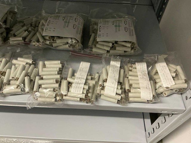 Partij diverse afstandsteunen/dopmoeren/deurbeugels/dopbouten - afbeelding 42 van  47