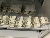 Partij diverse afstandsteunen/dopmoeren/deurbeugels/dopbouten - afbeelding 42 van  47