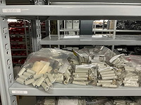 Partij diverse afstandsteunen/dopmoeren/deurbeugels/dopbouten - afbeelding 33 van  47