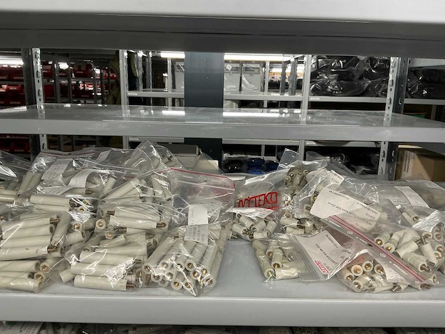 Partij diverse afstandsteunen/dopmoeren/deurbeugels/dopbouten - afbeelding 43 van  47