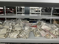 Partij diverse afstandsteunen/dopmoeren/deurbeugels/dopbouten - afbeelding 43 van  47