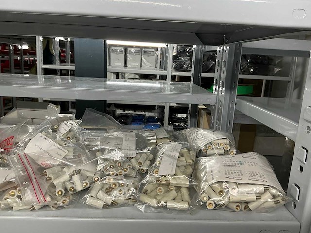 Partij diverse afstandsteunen/dopmoeren/deurbeugels/dopbouten - afbeelding 44 van  47