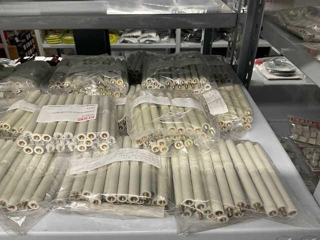 Partij diverse afstandsteunen/dopmoeren/deurbeugels/dopbouten - afbeelding 45 van  47