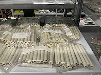 Partij diverse afstandsteunen/dopmoeren/deurbeugels/dopbouten - afbeelding 45 van  47