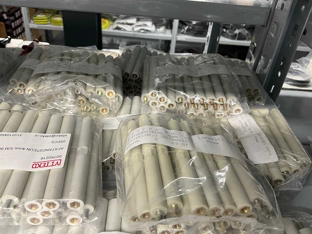 Partij diverse afstandsteunen/dopmoeren/deurbeugels/dopbouten - afbeelding 46 van  47