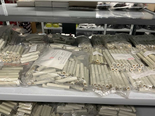 Partij diverse afstandsteunen/dopmoeren/deurbeugels/dopbouten - afbeelding 47 van  47