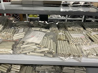 Partij diverse afstandsteunen/dopmoeren/deurbeugels/dopbouten - afbeelding 47 van  47