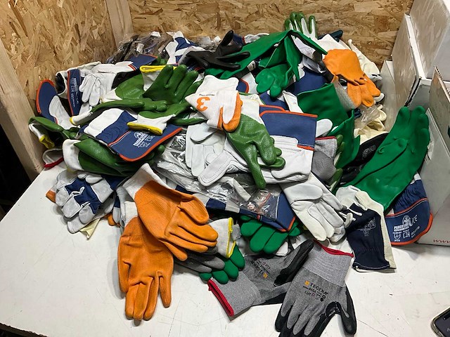 Partij diverse assorti werkhandschoenen - afbeelding 1 van  3