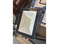 Partij diverse audio en video materialen op pallet - afbeelding 1 van  1