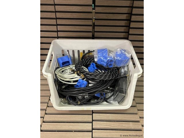 Partij diverse (audio) kabels in krat - afbeelding 1 van  2