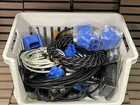 Partij diverse (audio) kabels in krat - afbeelding 1 van  2