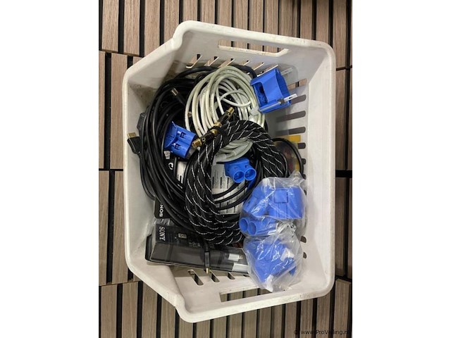 Partij diverse (audio) kabels in krat - afbeelding 2 van  2