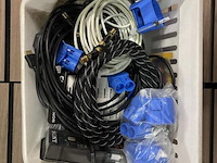 Partij diverse (audio) kabels in krat - afbeelding 2 van  2