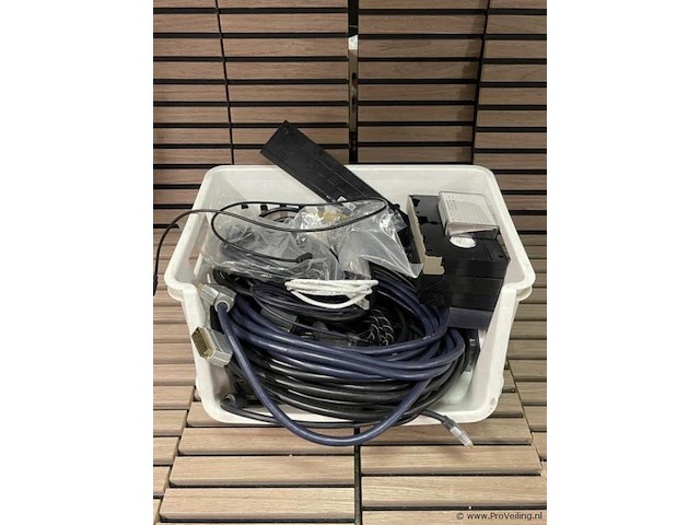 Partij diverse (audio) kabels in krat - afbeelding 1 van  2
