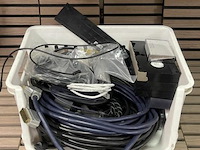Partij diverse (audio) kabels in krat - afbeelding 1 van  2