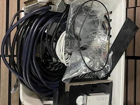 Partij diverse (audio) kabels in krat - afbeelding 2 van  2