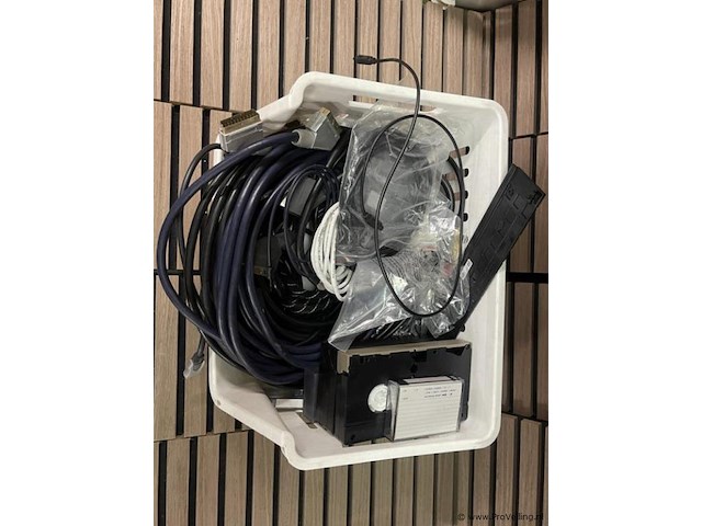 Partij diverse (audio) kabels in krat - afbeelding 2 van  2