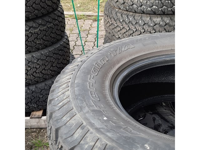 Partij diverse auto en vrachtwagenbanden, o.a continental, goodyear, o.a g186 - afbeelding 3 van  53