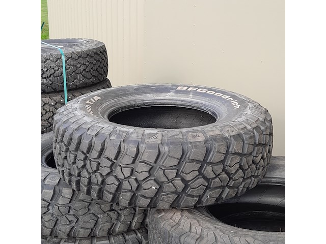 Partij diverse auto en vrachtwagenbanden, o.a continental, goodyear, o.a g186 - afbeelding 5 van  53