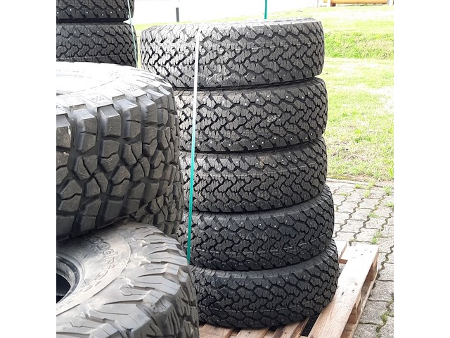 Partij diverse auto en vrachtwagenbanden, o.a continental, goodyear, o.a g186 - afbeelding 7 van  53