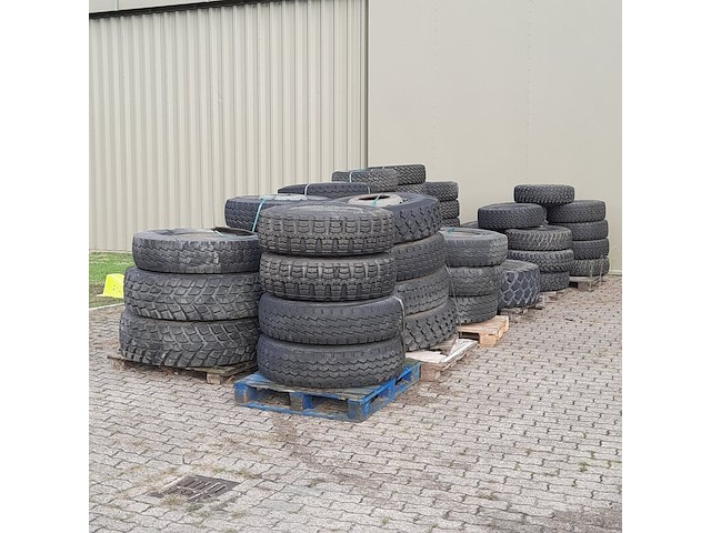 Partij diverse auto en vrachtwagenbanden, o.a continental, goodyear, o.a g186 - afbeelding 1 van  53