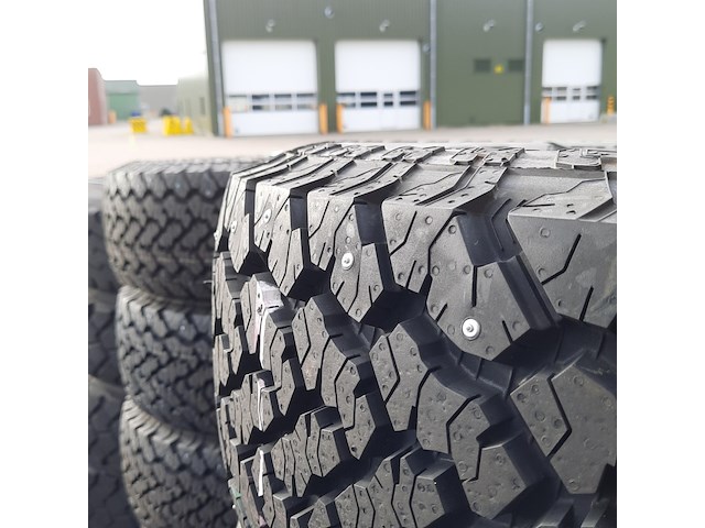 Partij diverse auto en vrachtwagenbanden, o.a continental, goodyear, o.a g186 - afbeelding 13 van  53