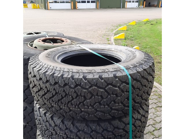 Partij diverse auto en vrachtwagenbanden, o.a continental, goodyear, o.a g186 - afbeelding 17 van  53