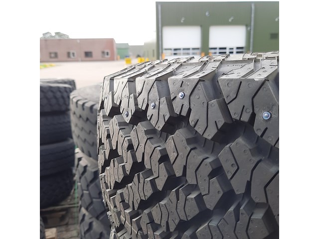 Partij diverse auto en vrachtwagenbanden, o.a continental, goodyear, o.a g186 - afbeelding 18 van  53